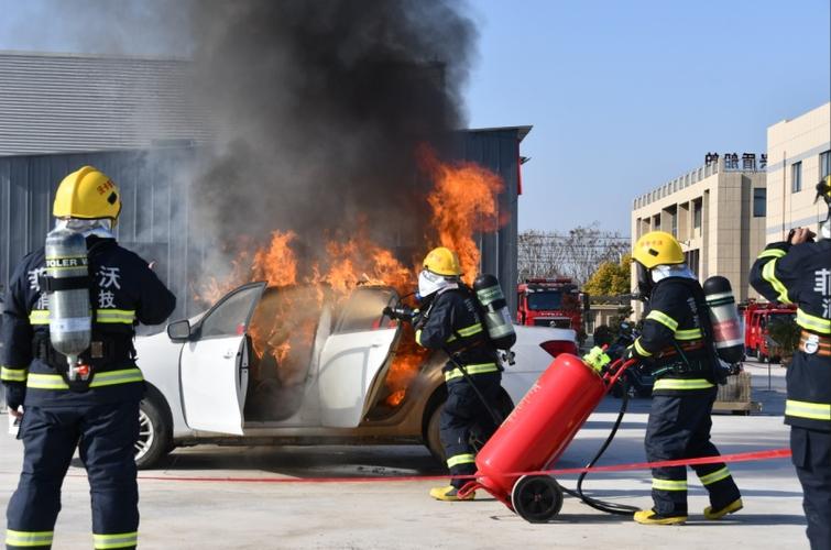 鋰電火災(zāi)撲救專用消防車 聯(lián)合研發(fā)，高效滅火